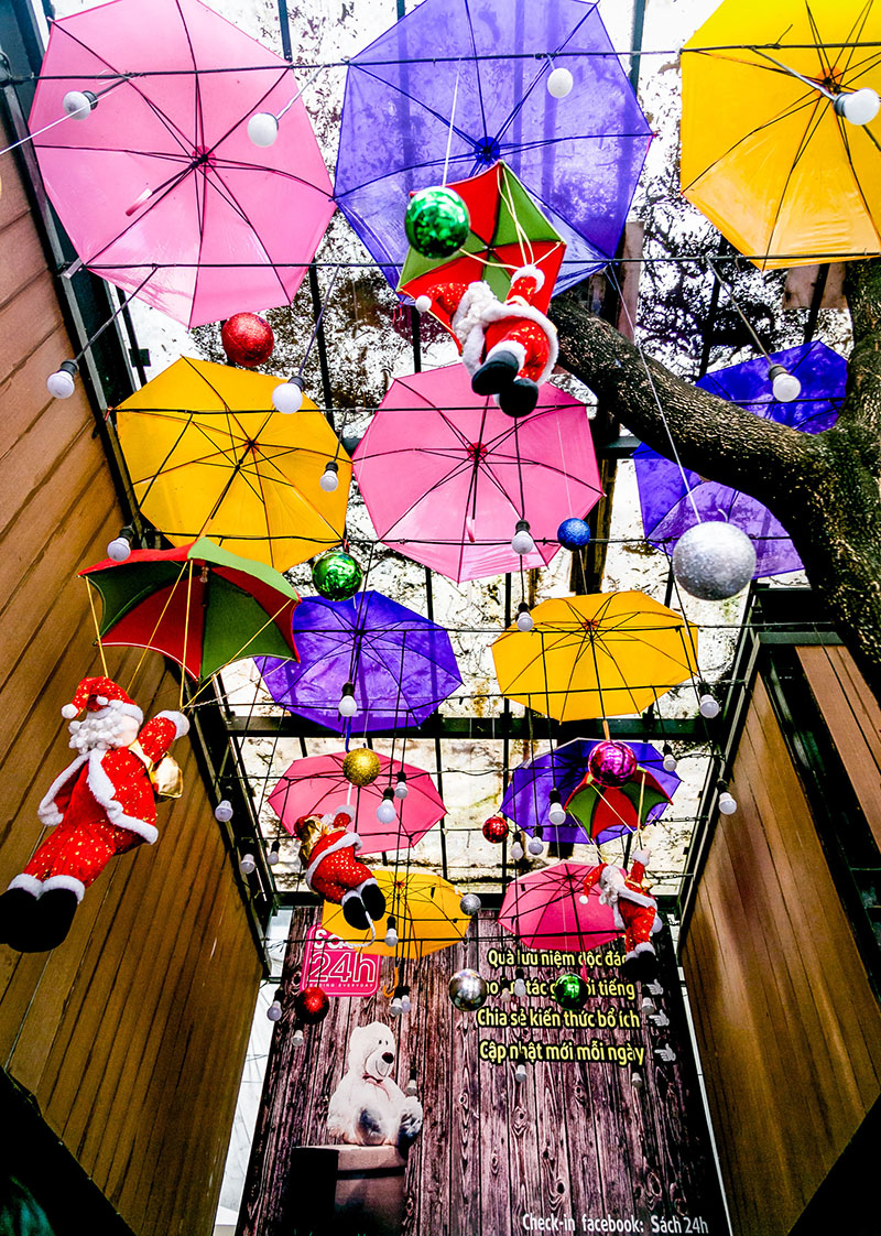 Sài Gòn trang hoàng rực rỡ trước lễ Giáng sinh